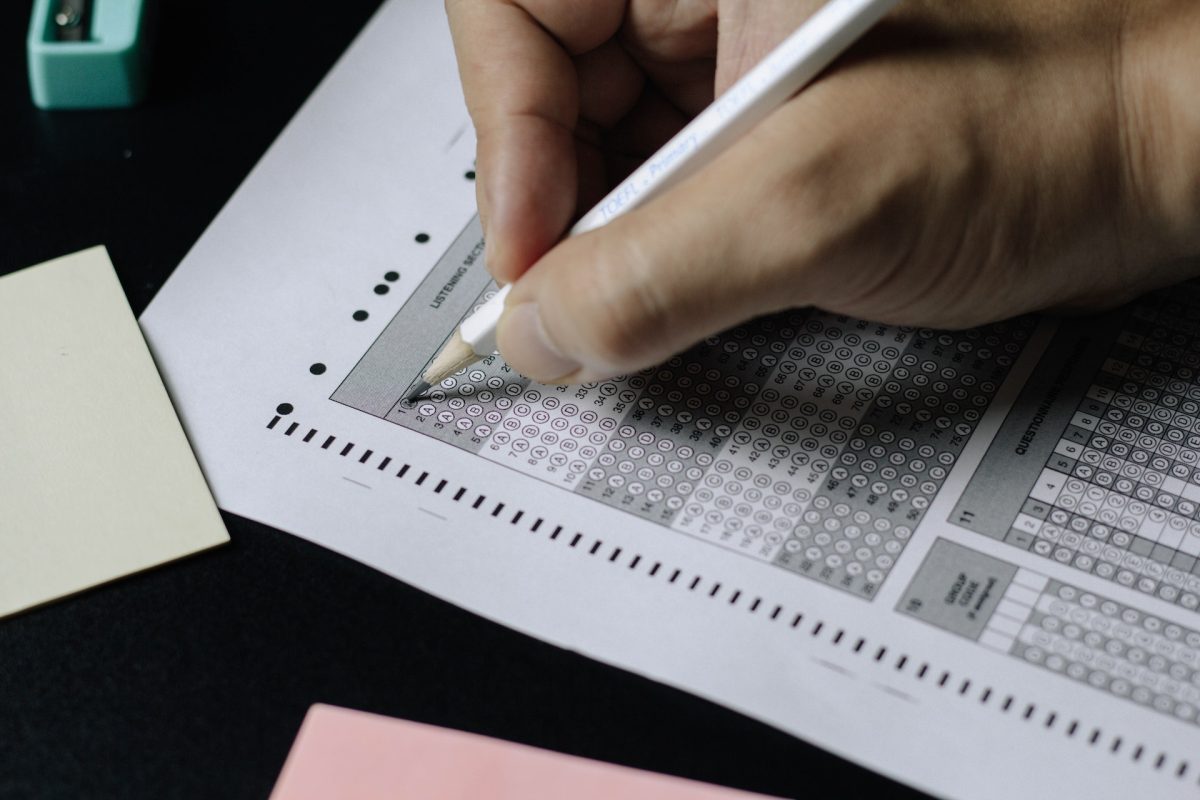 MSÜ sınavı optik cevap formunu dolduran öğrenci