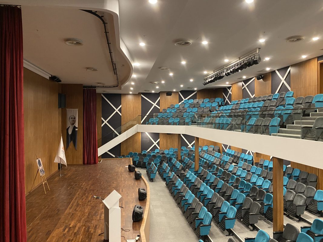 Hamdi Güney doğaçlama tiyatro ekibinin ağırlandığı konferans salonu